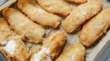 Tavuk nugget. Balık külçeleri. Yakın plan.