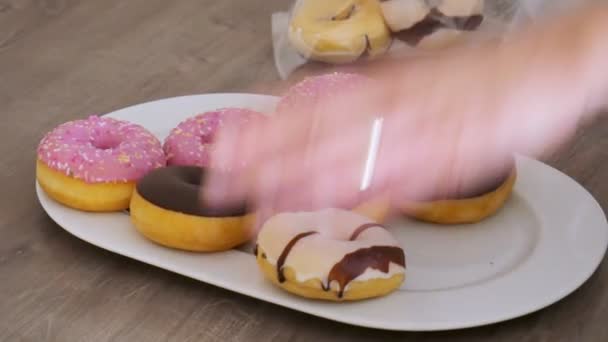 Donuts Verschiedene Donuts Frau Legt Krapfen Auf Einen Teller — Stockvideo
