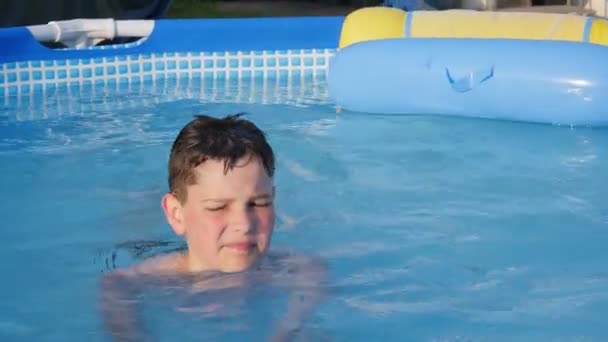 Chłopak Pływa Basenie Gorące Lato Basen Letni — Wideo stockowe