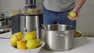 Taze meyve suyu. Faydalı meyve suyu. Vitaminler. Adam meyve suyu sıkıyor. Elmalar ve armutlar