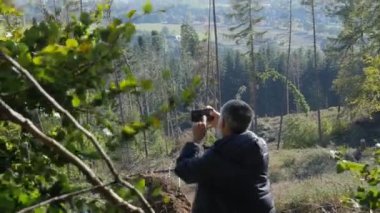 Güzel Almanya 'nın Panoraması. Kırsal kesimde. Güneşli bir gün. Güzel manzara. Telefonla çekim yapan adam.