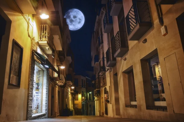 The moon illuminates the sleeping town. — Stock Photo, Image