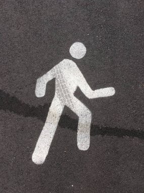 Asfalt zemindeki yaya levhası lastik izi ve sıvı lekesi kazaların ve insan çarpışmalarının görüntüsünü algılıyor.