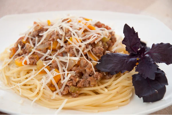 Spaghetti bolognese with cheese and basil — Stock Photo, Image