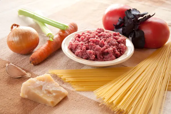 Ingredientes para espaguete bolonhesa com queijo — Fotografia de Stock