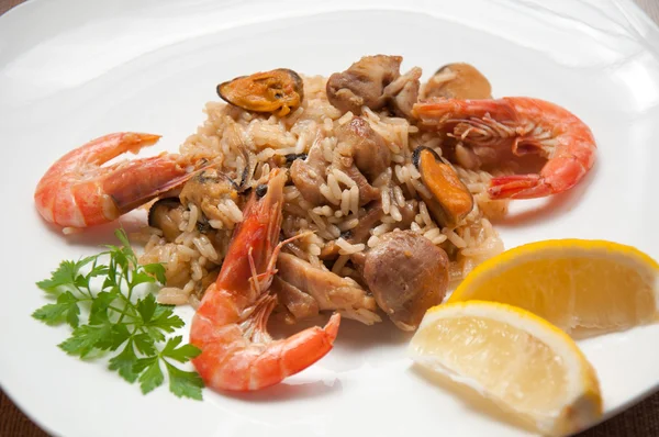 Paella ready meal with shrimp, chicken — Stock Photo, Image