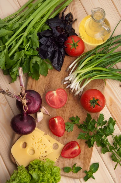 Tomate fresco com cebolinha, cebola, queijo e salada — Fotografia de Stock