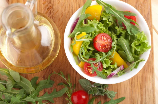 Fresh salad with tomatoes pepper and onions — Stock Photo, Image