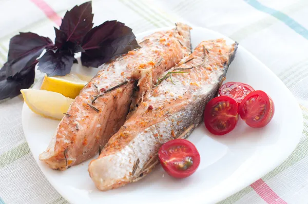 Salmon steak with cherry tomatoes basil and lemon — Stock Photo, Image