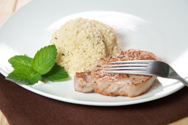 kuskus beyaz plaka ile kızarmış Dana