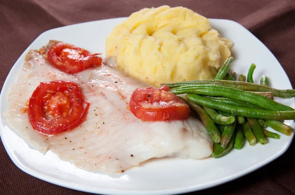 Pescado saludable de tilapia frita con espárragos —  Fotos de Stock