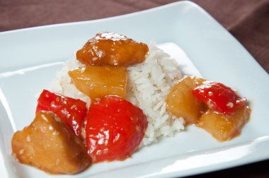 kızarmış tavuk ve sebze ilave edin