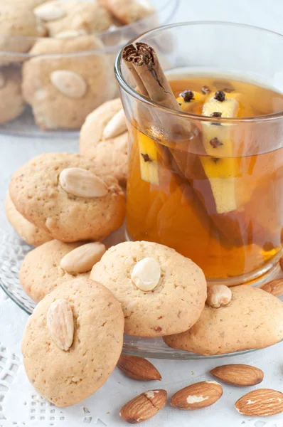 çay ile ev yapımı Badem Çerezler