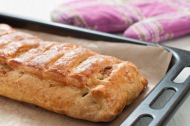 strudel kek tava pişirme üzerinde
