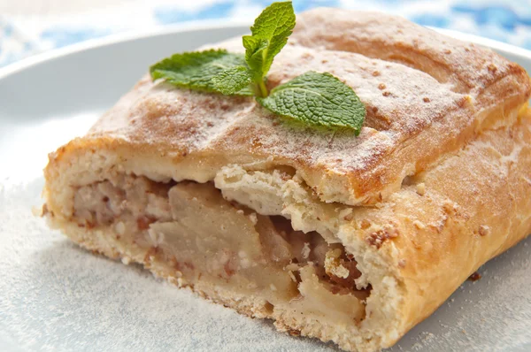 Fatia de um strudel de maçã na chapa — Fotografia de Stock