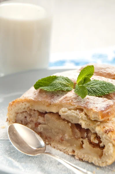 Tranche d'un strudel de pomme avec ta verre de lait — Photo