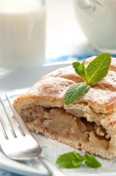 Tranche d'un strudel de pomme avec ta verre de lait — Photo