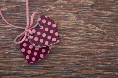 ahşap tahta üzerinde iki kalp