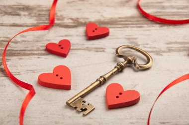 anahtar ve kurdele ile ahşap tahta üzerinde kırmızı ahşap Kalpler