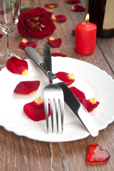 Mesa de ajuste para o dia dos namorados com pétalas — Fotografia de Stock