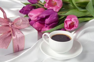 hediye kutusu ve kahve kahvaltı taze laleler