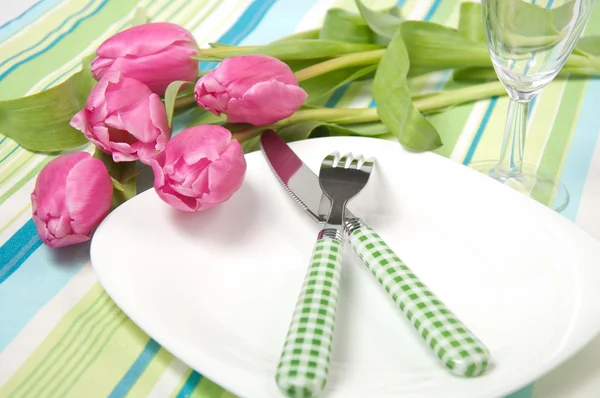 Ustawienie stołu na wakacje z kwiatami — Zdjęcie stockowe
