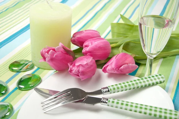Ustawienie stołu na wakacje z kwiaty i świece — Zdjęcie stockowe