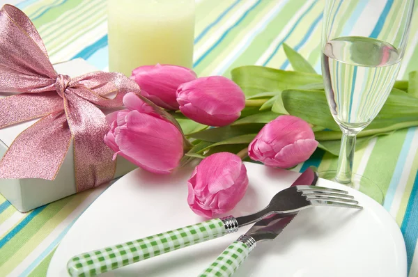 Colocar a mesa de férias com flores e caixa de presente — Fotografia de Stock
