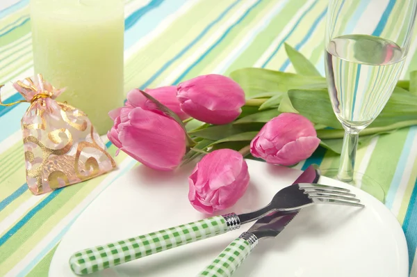 Colocar a mesa de férias com caixa de presente de flores — Fotografia de Stock