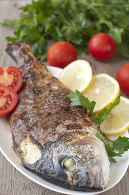 (kavrulmuş) Balık (Kılıçbalığı) limon ile süslenmiş kızarmış domates