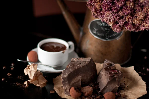 Piece of chocolate bar with hot chocolate drink — Stock Photo, Image