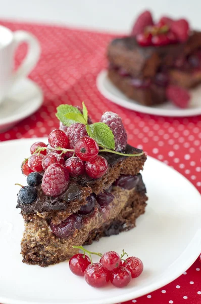 Čokoládový dort s jahod a malin a třešní — Stock fotografie