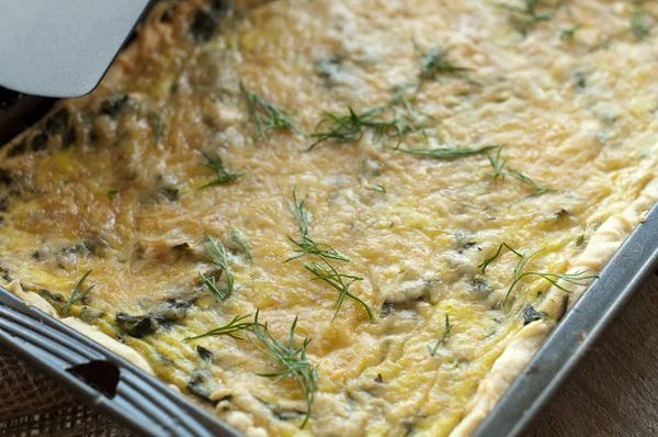 Smakelijke quiche met spinazie en Parmezaanse kaas in de pan — Stockfoto