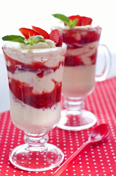 Dessert aux fraises fraîches avec crème fouettée et menthe sur la table — Photo