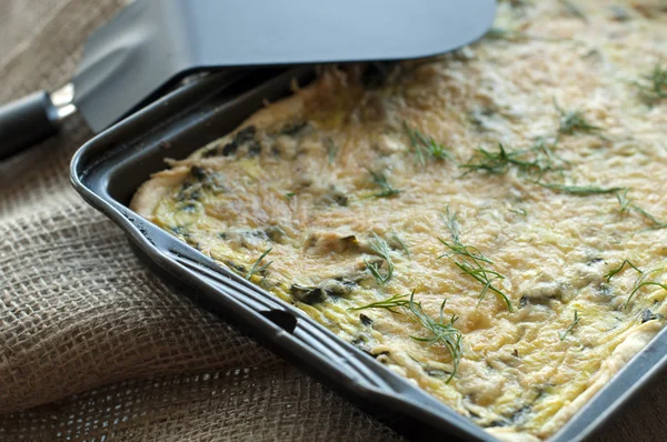 Gustosa quiche con spinaci e parmigiano in padella — Foto Stock