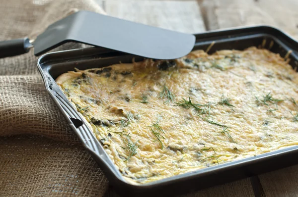 Gustosa quiche con spinaci e parmigiano in padella — Foto Stock