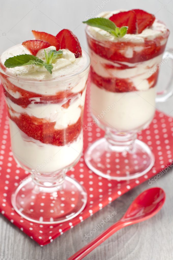 Десерт со свежей клубникой со взбитыми сливками и мятой на