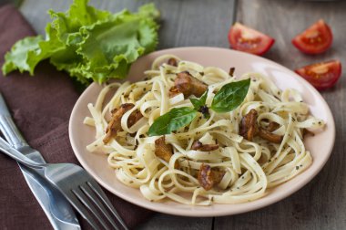 Kızarmış yağlı mantar (chanterelles ile hazırlanan tagliatelle)