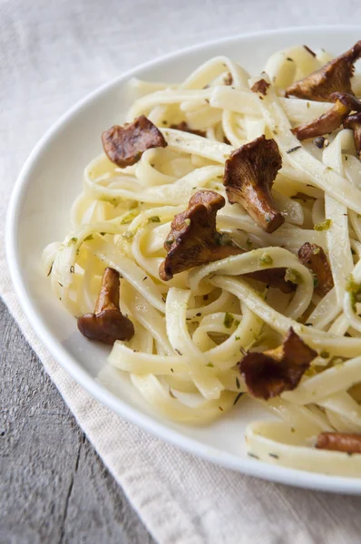 Tagliatelle with fried mushrooms (chanterelles) — Stock Photo, Image