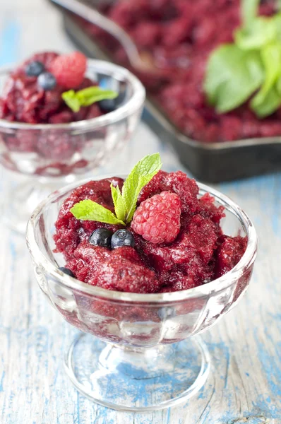 Granita de frambuesa fresca y menta (arándanos, bayas ). — Foto de Stock