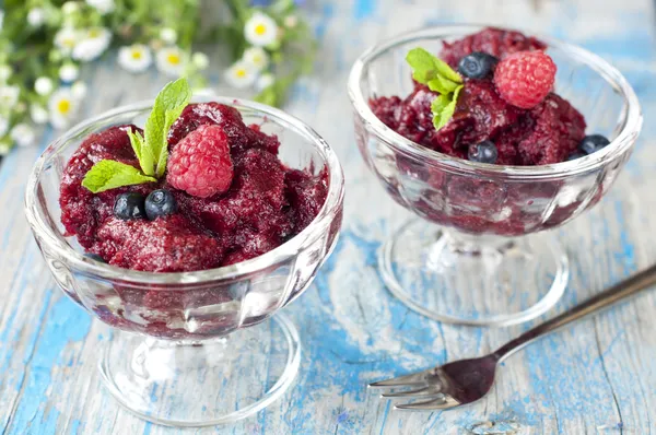 Čerstvé maliny granitu a mint (borůvky, jahody). — Stock fotografie