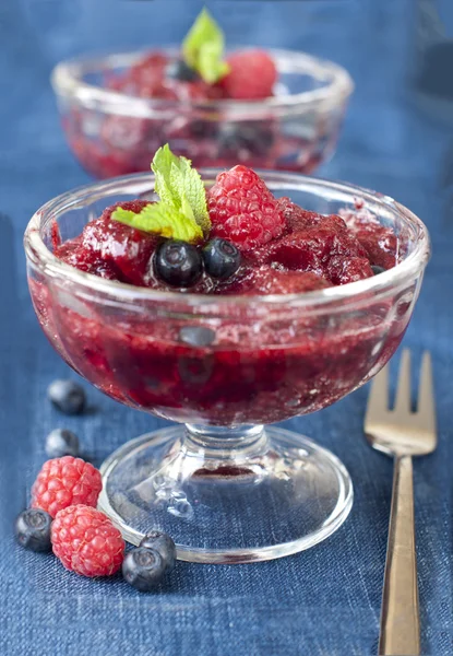 Taze ahududu granita ve nane (yaban mersini, çilek). — Stok fotoğraf