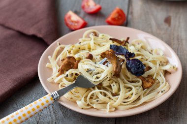 Kızarmış yağlı mantar ile Tagliatelle