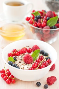 kahvaltı gevrekleri ve çilek ile