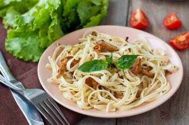 Kızarmış yağlı mantar ile Tagliatelle