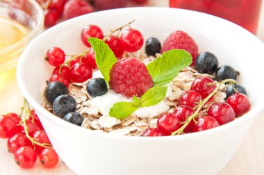 kahvaltı gevrekleri ve çilek ile