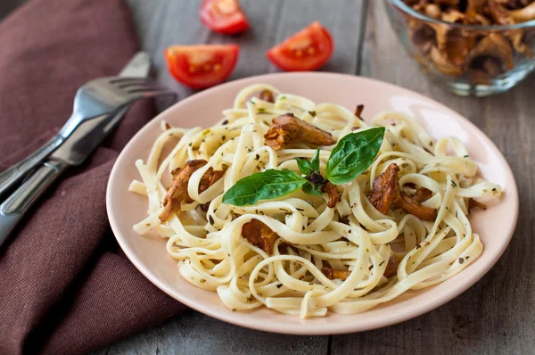 Tagliatelle with fried mushrooms — Stock Photo, Image