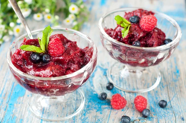 Čerstvé maliny granitu a mint (borůvky, jahody). — Stock fotografie