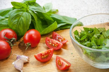 Bruschetta hazırlanıyor. hazırlık: ciabatta, petrol, domates, sarımsak, fesleğen için malzemeler