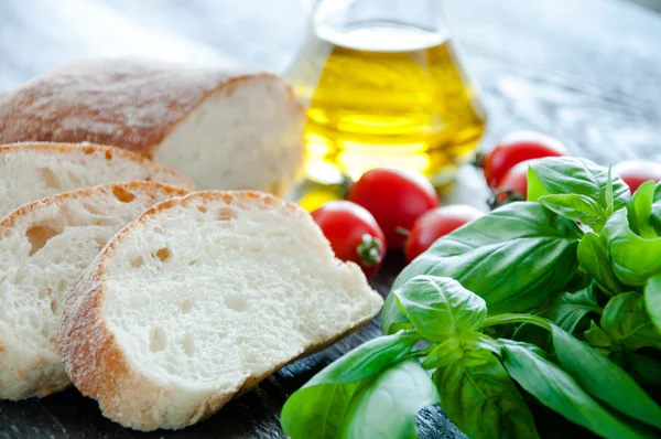 Bruschetta Zutaten für die Zubereitung: Ciabatta, Öl, Tomaten, Knoblauch, Basilikum — Stockfoto